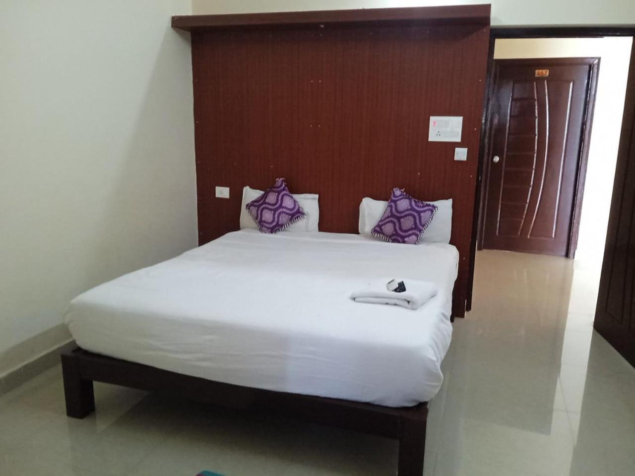 Grand Jp Inn Near 2 Km From Gundlupet Bus Stand Exterior foto