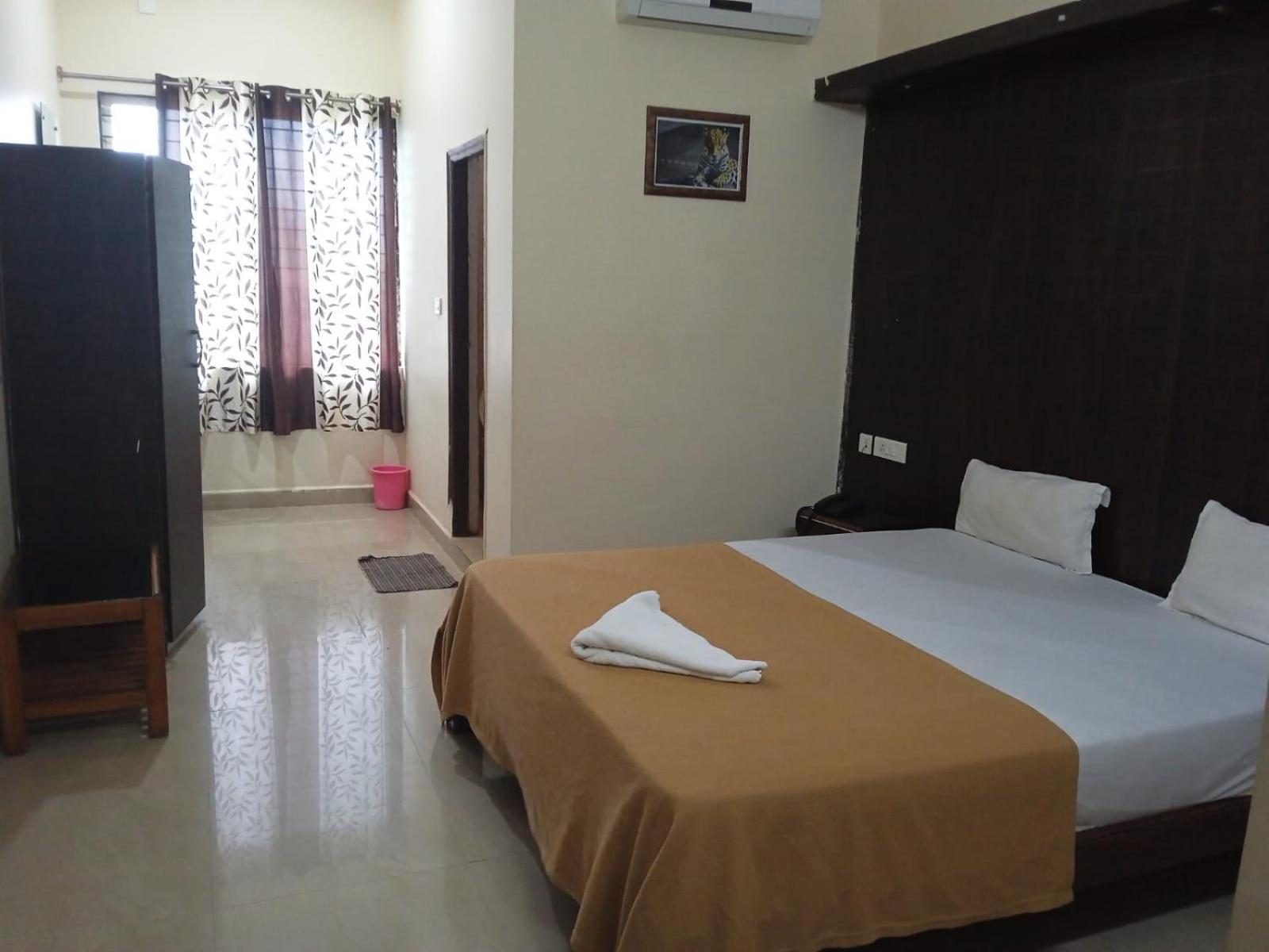 Grand Jp Inn Near 2 Km From Gundlupet Bus Stand Exterior foto